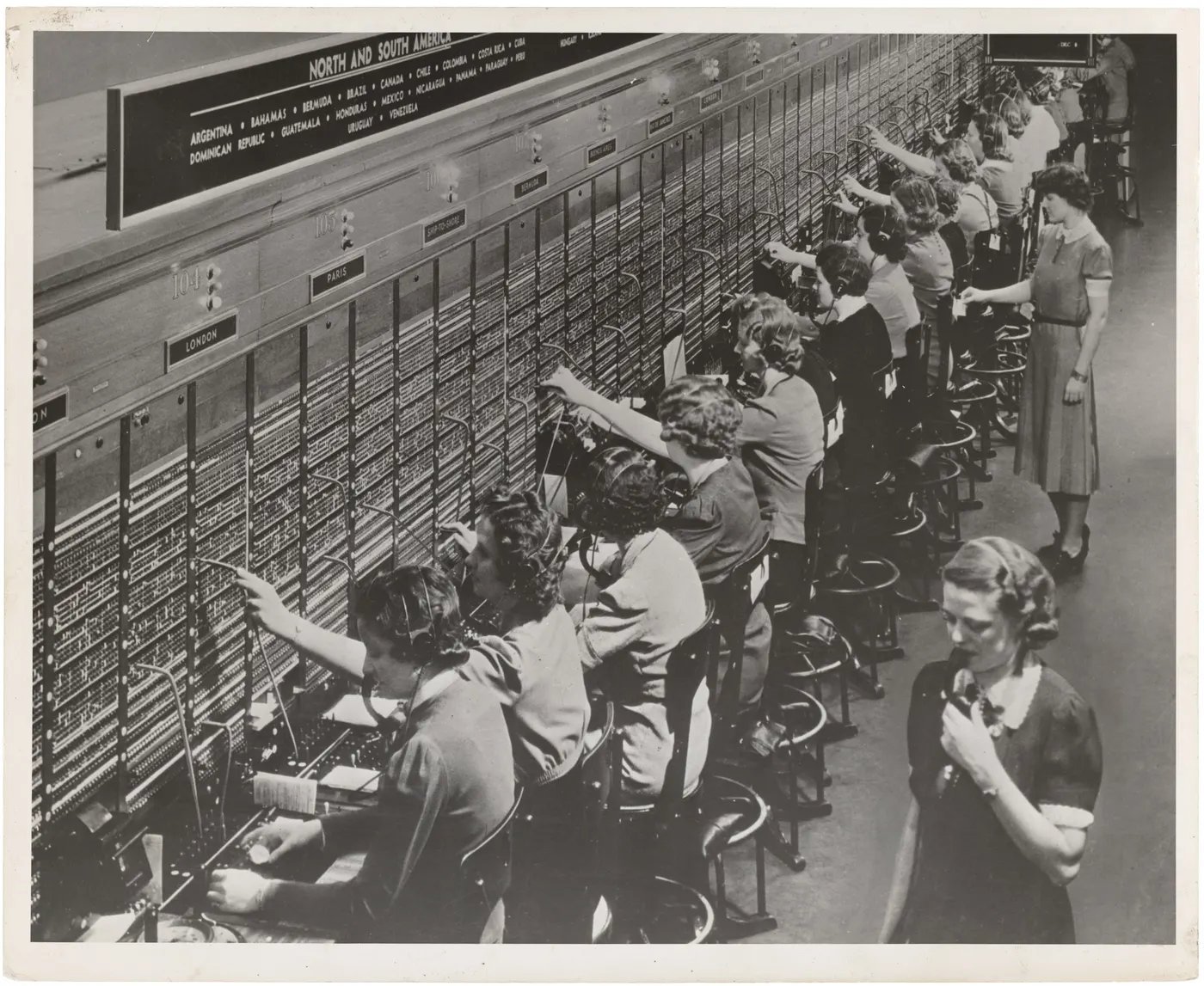 Τηλεφωνήτριες εργάζονται σε μεγάλο switchboard του συστήματος Bell το 1943